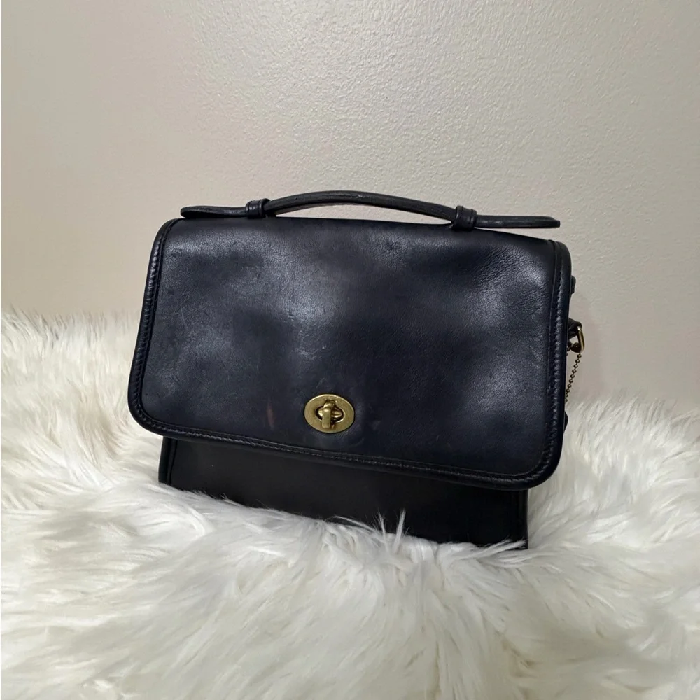 Vintage COACH #9870 Court Turn lock Crossbody bag.